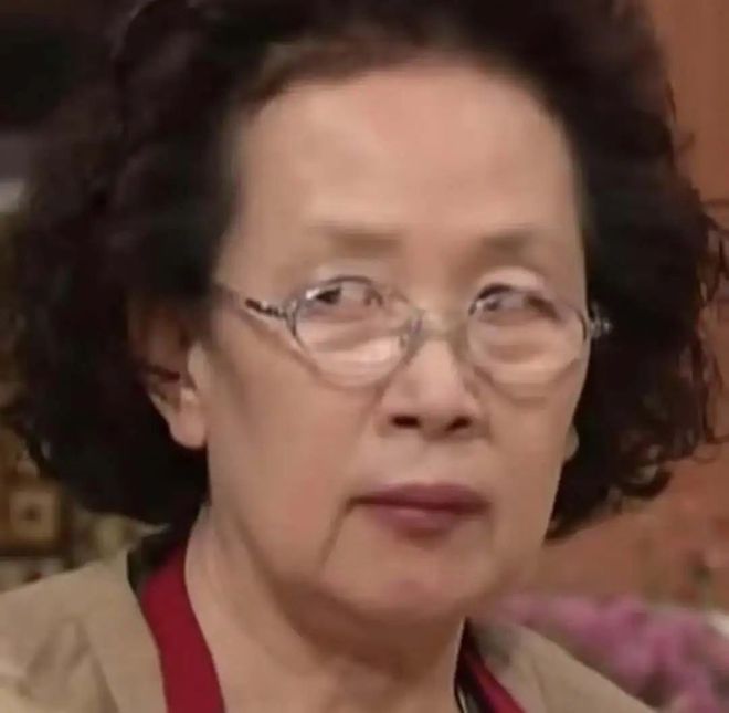 “内衣折后10块、80元lululemon平替”，北京打工人在「丐版优衣库」找到逛东北大集的爽感