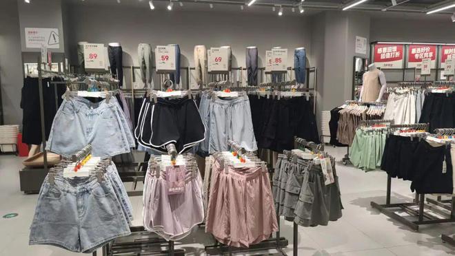 “内衣折后10块、80元lululemon平替”，北京打工人在「丐版优衣库」找到逛东北大集的爽感